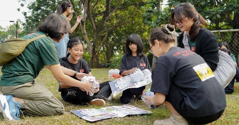 Potret keseruan anak-anak SOS Children's Village bersama Uniqlo membuat bola dari koran bekas, Minggu (28/07/2024). - Dok. Arsip Uniqlo SOS